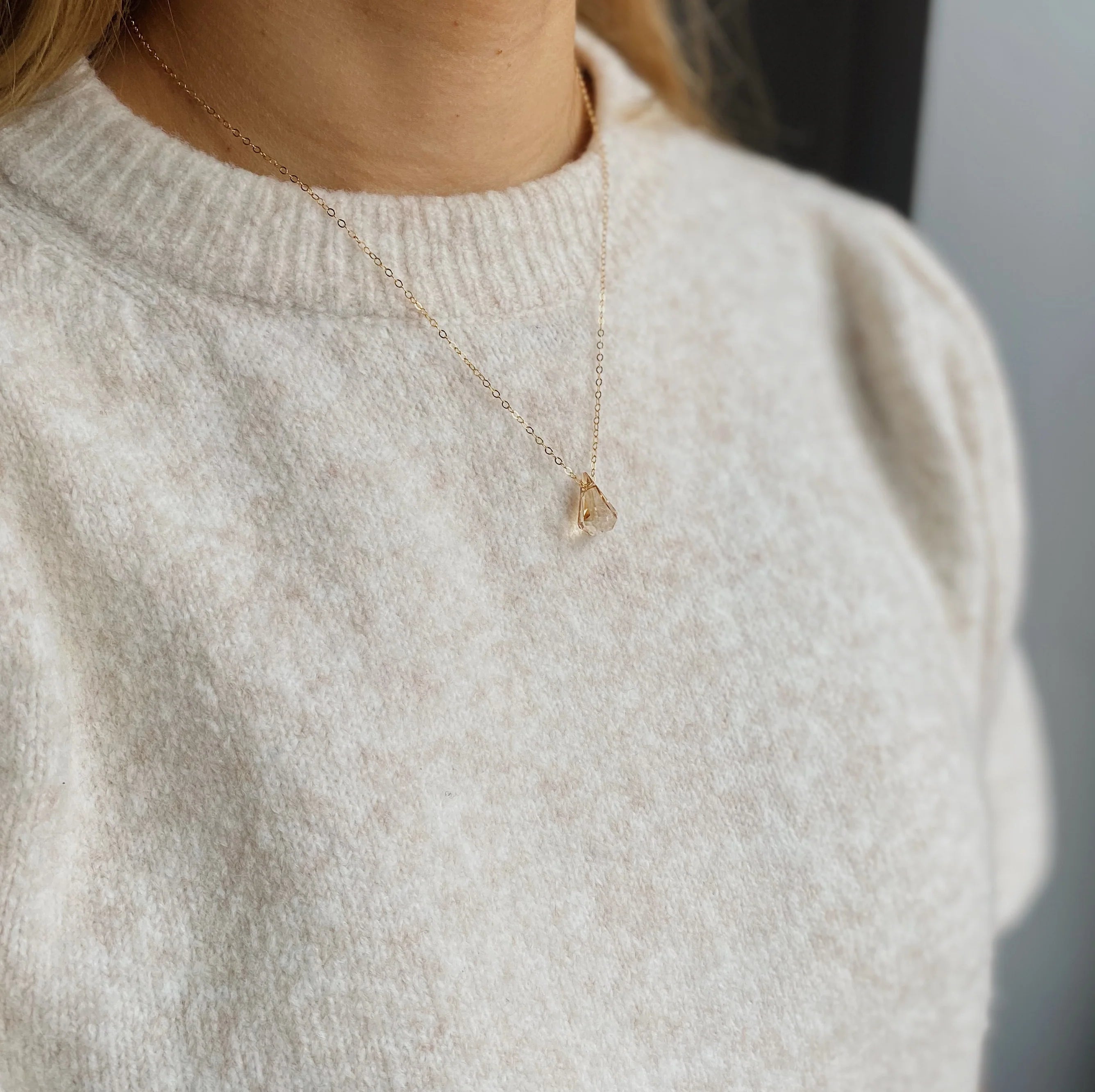 MoMuse Golden Shadow Helix Pendant