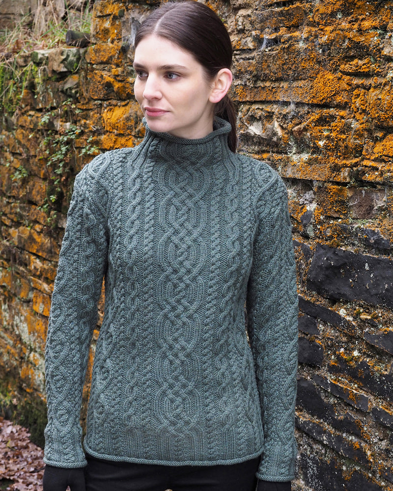 Model wearing thundra-coloured Aran sweater